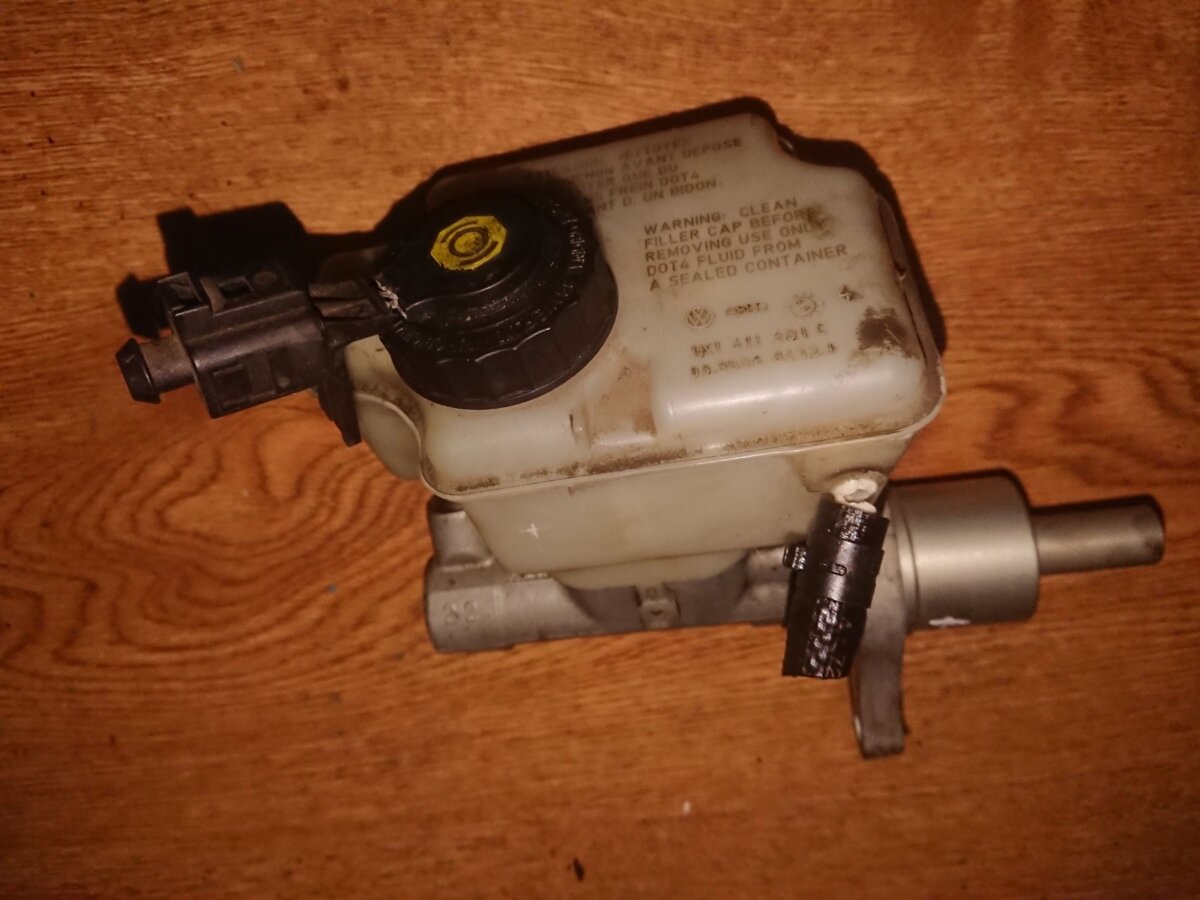 Головний гальмівний циліндр Volkswagen Touran I (2003-2010) 1K1611301C