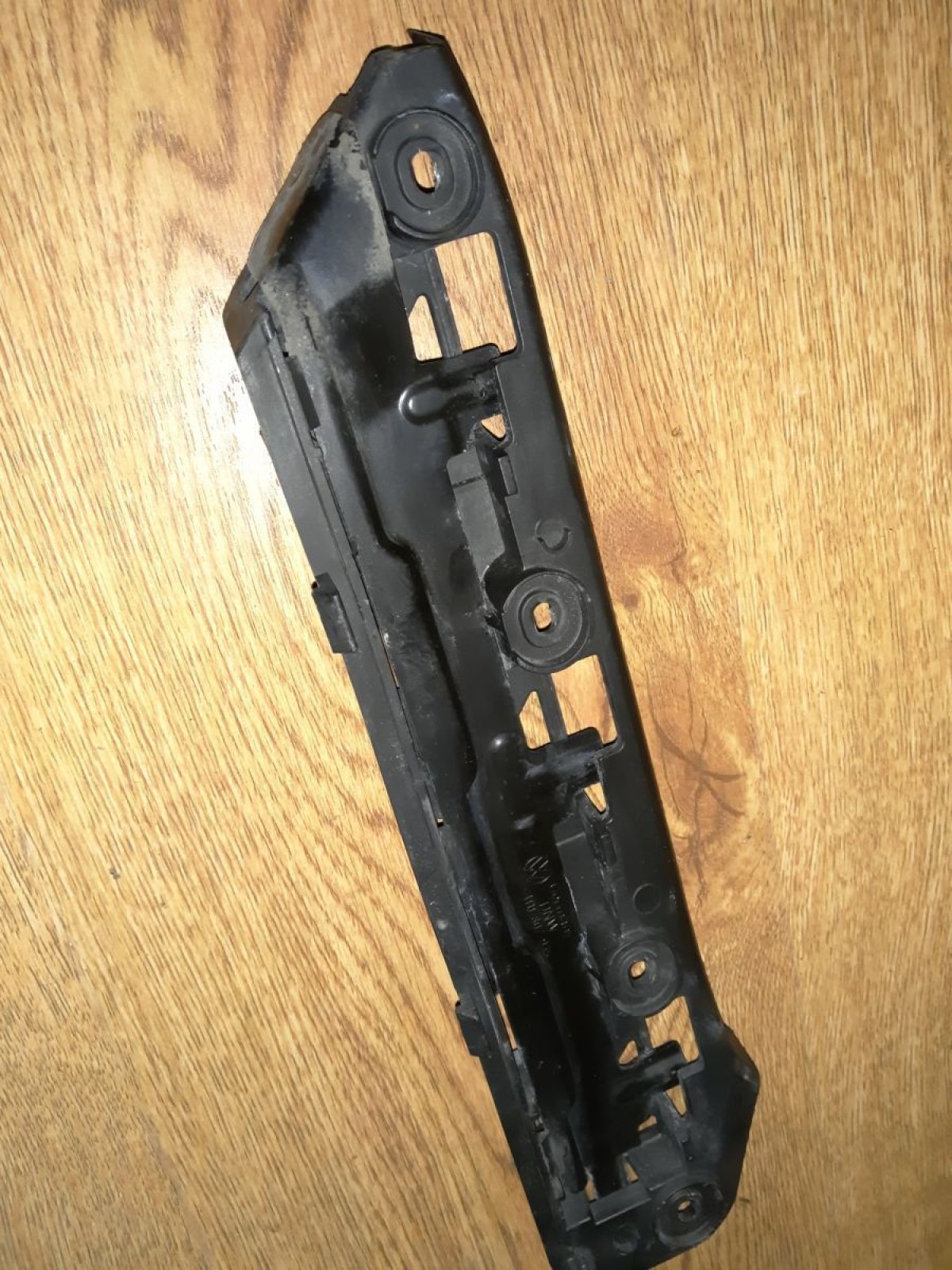 кронштейн бампера переднього, зовнішній лівий Volkswagen Touran I (2003-2010) 1T0807049