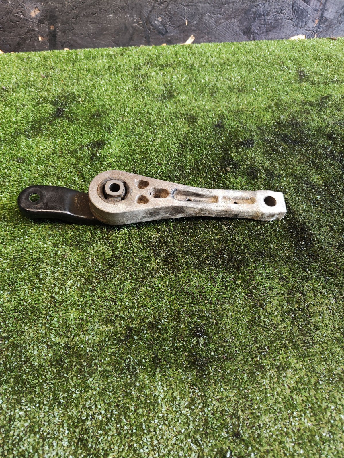 Кронштейн подушки двигуна задня Volkswagen Touran I (2003-2010) 1K0199855L