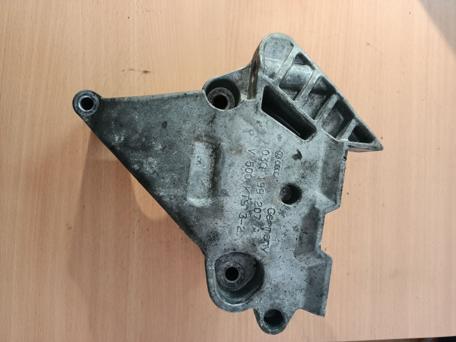 Кронштейн подушки (опори) двигуна, правої Volkswagen Touran I (2003-2010) 03G199207A