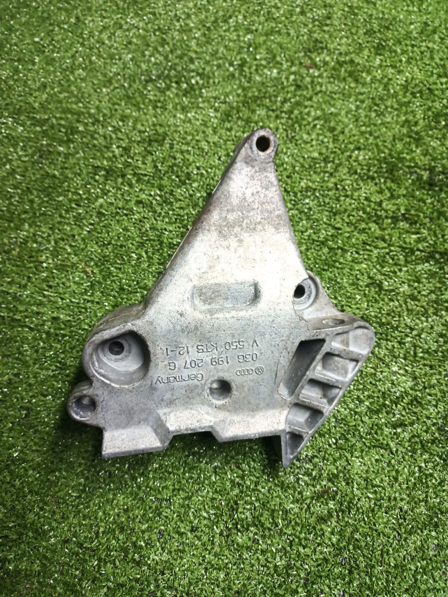 Кронштейн правої подушки двигуна  Volkswagen Touran I (2003-2010) 03G199207G