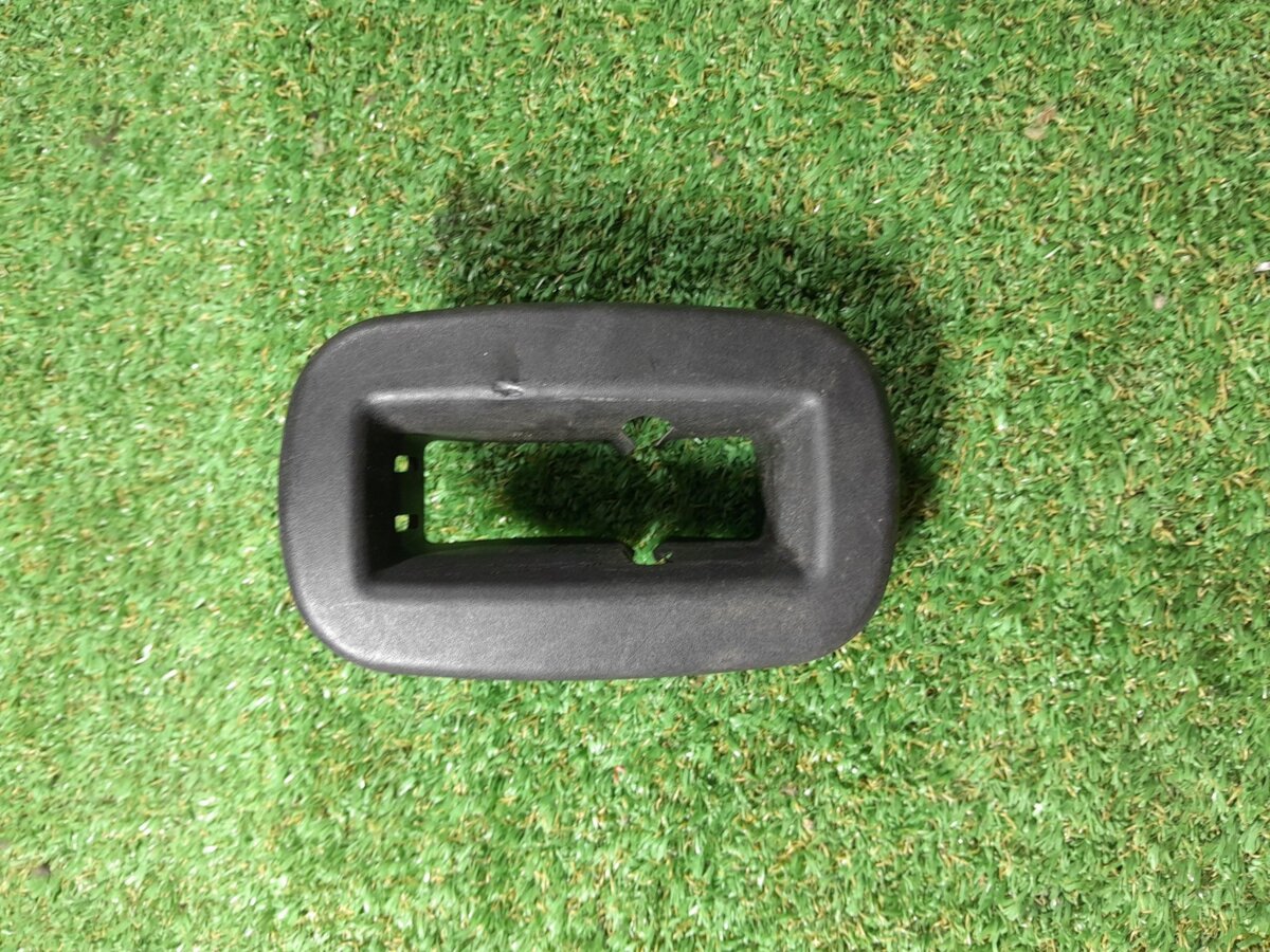 Накладка замка сидіння Volkswagen Touran I (2003-2010) 1T0883617