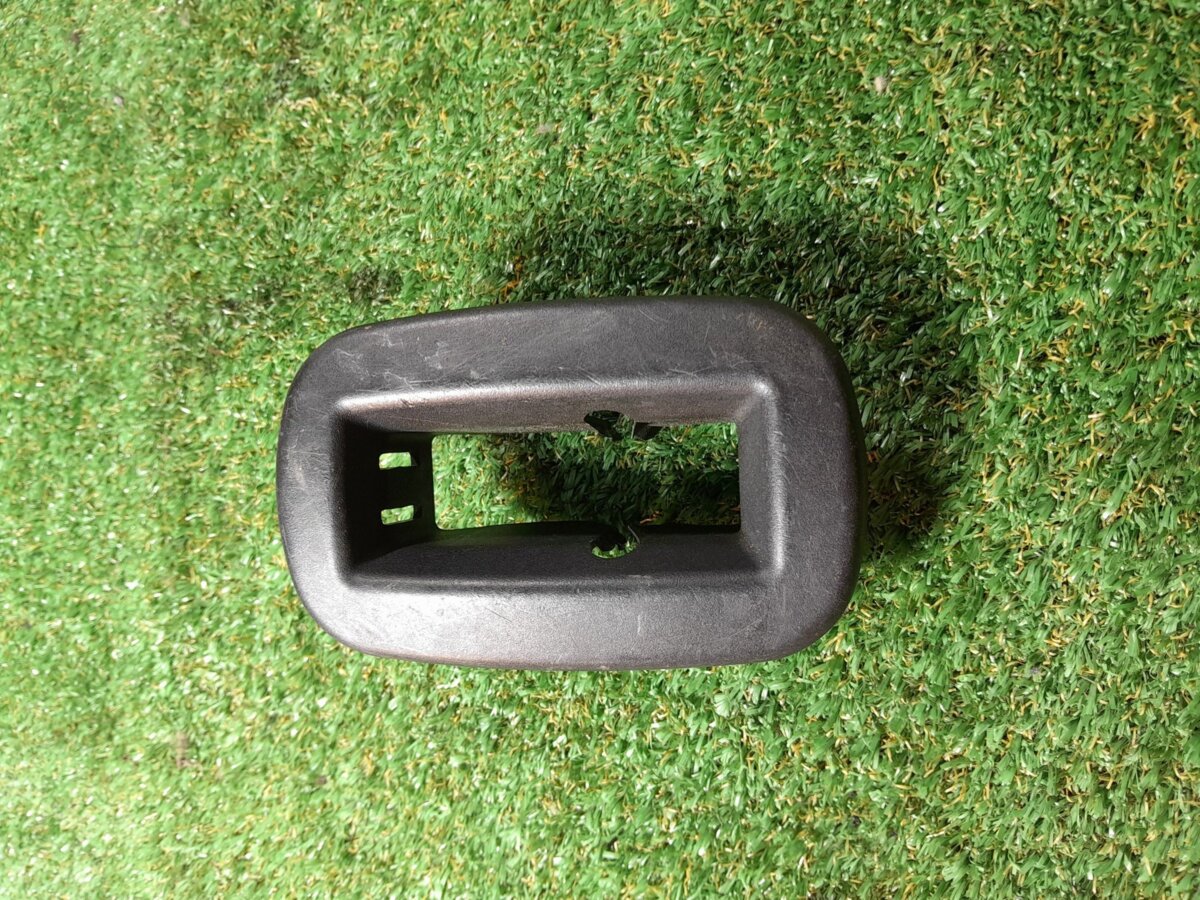 Накладка замка сидіння Volkswagen Touran I (2003-2010) 1T0883617