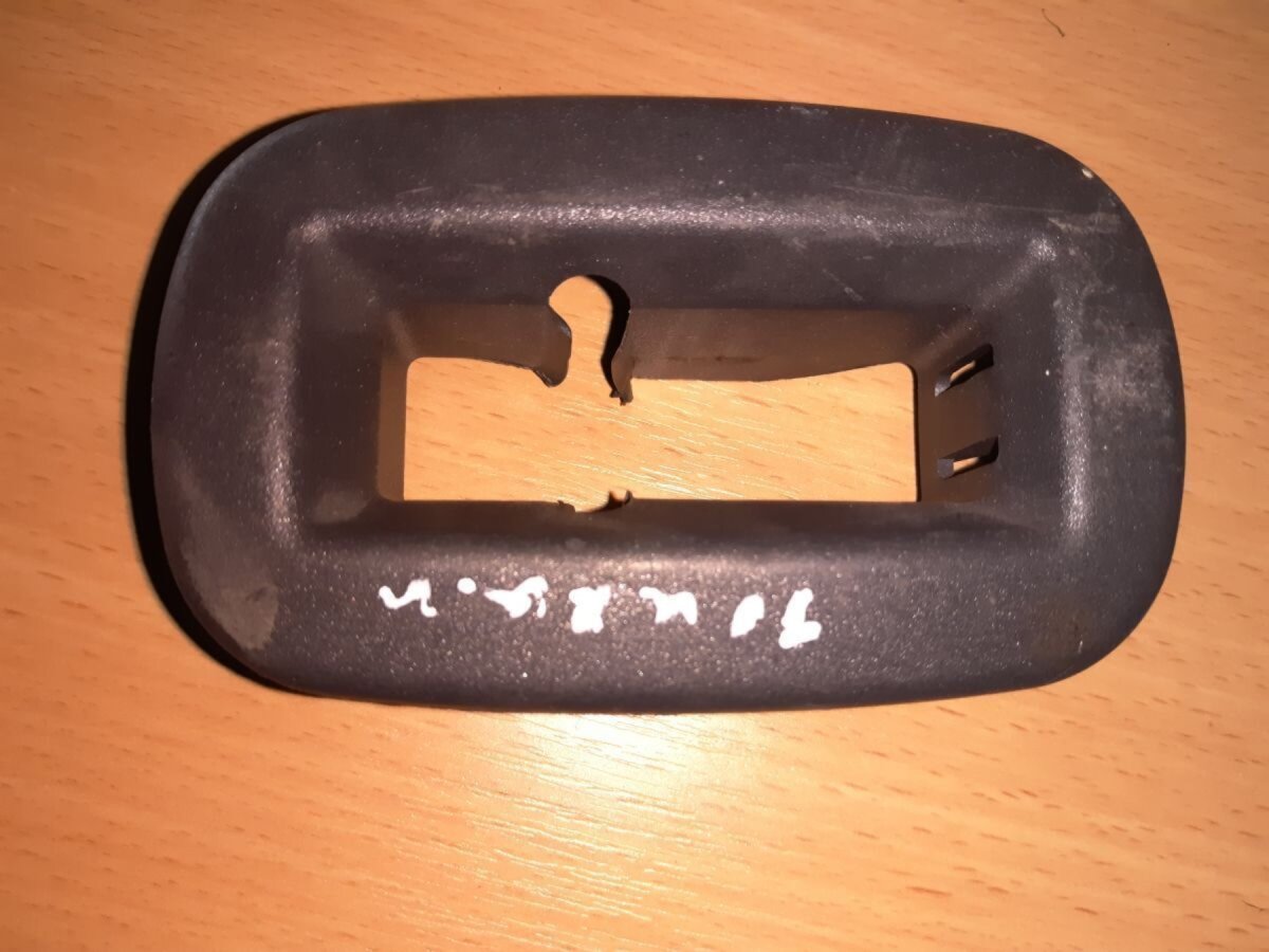 накладка замка сидіння Volkswagen Touran I (2003-2010) 1T0883617