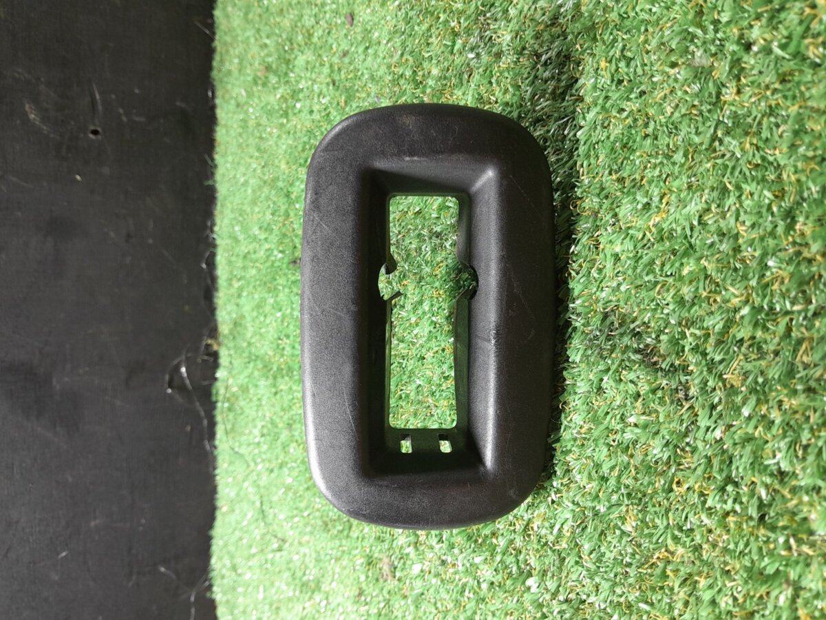 Накладка замка сидіння Volkswagen Touran I (2003-2010) 1T0883617