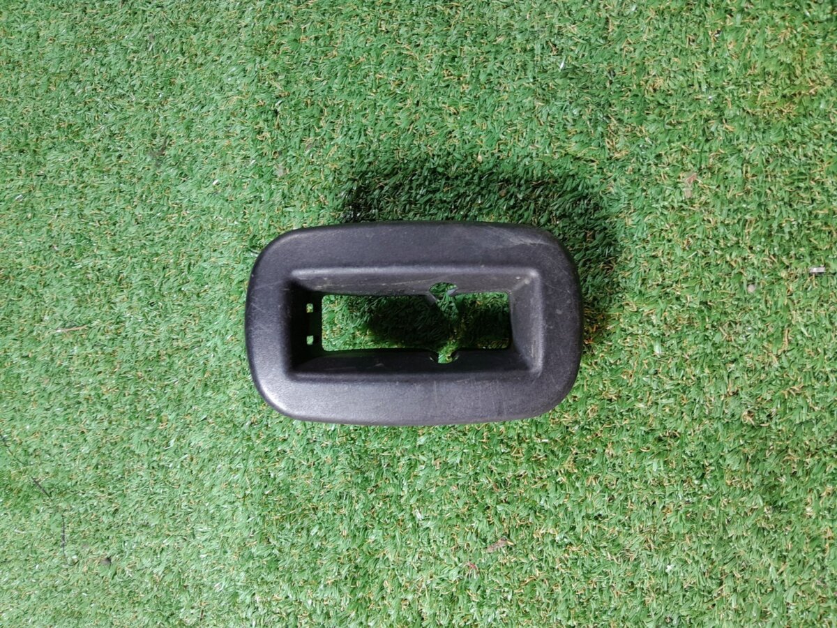 Накладка замка задніх сидінь Volkswagen Touran I (2003-2010) 1T0883617