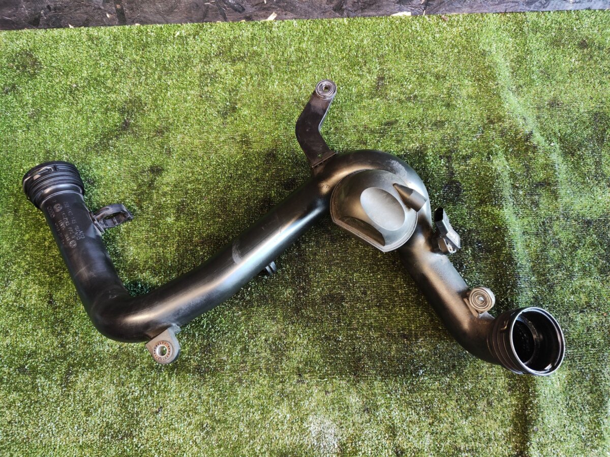 Патрубок інтеркулера лівий Volkswagen Touran I (2003-2010) 1K0145770B