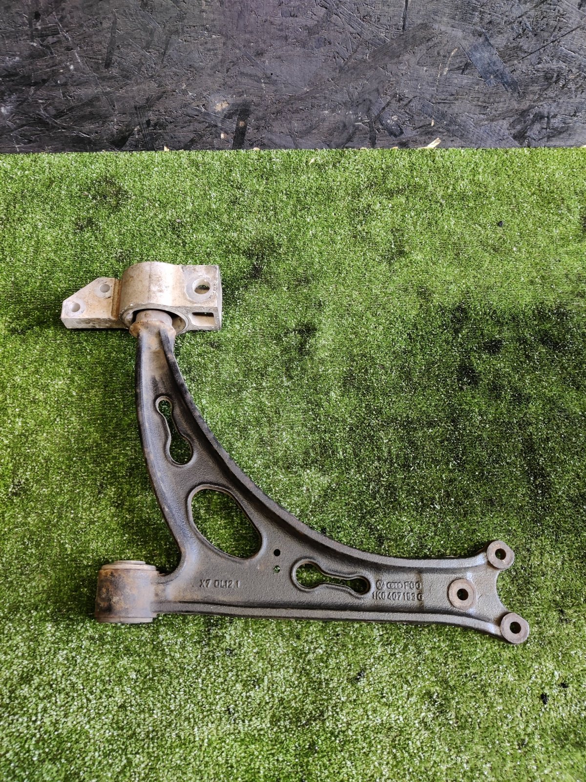 Важіль передній лівий Volkswagen Touran I (2003-2010) 1K0407153G