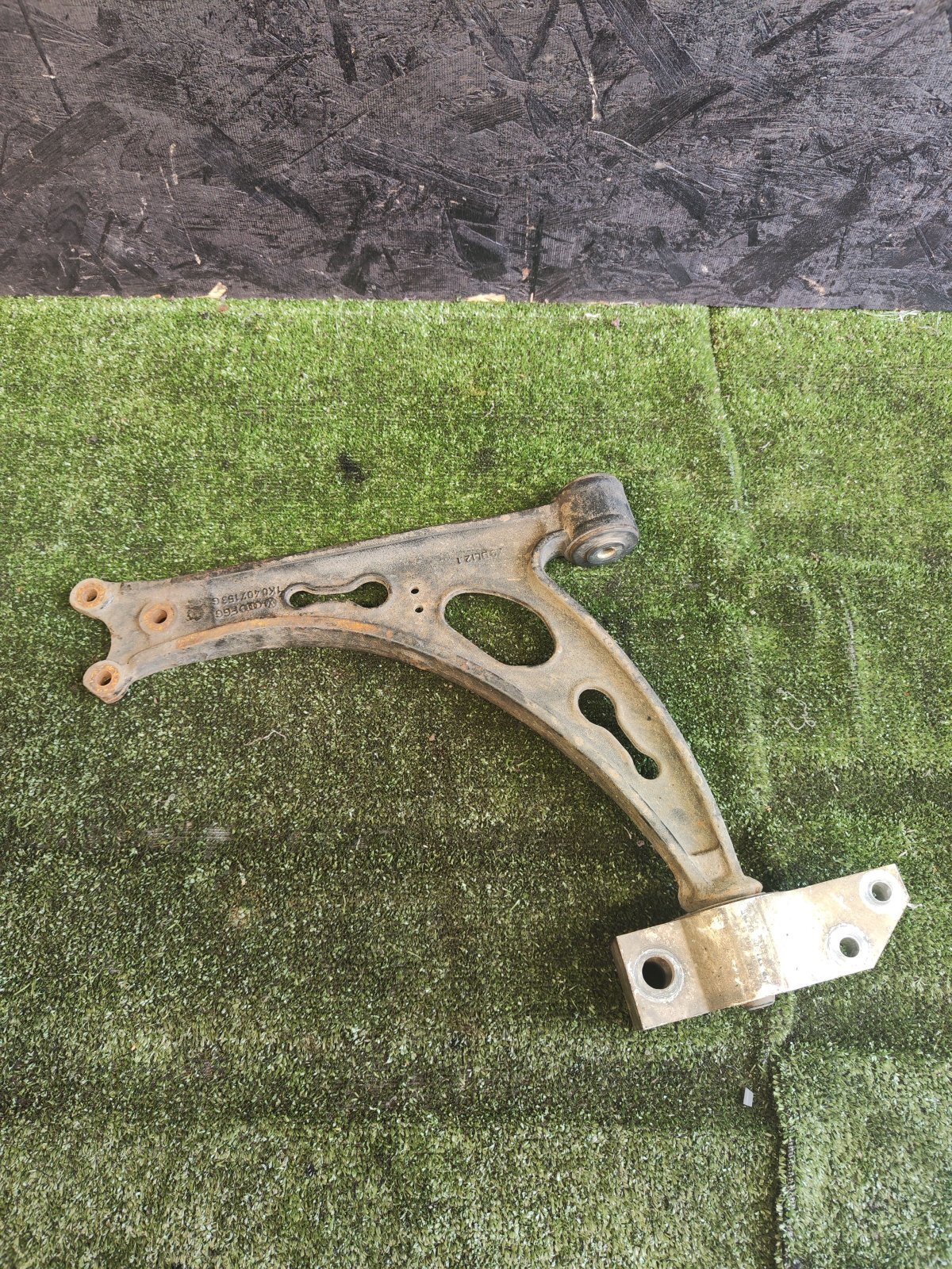 Важіль передній правий Volkswagen Touran I (2003-2010) 1K0407153G