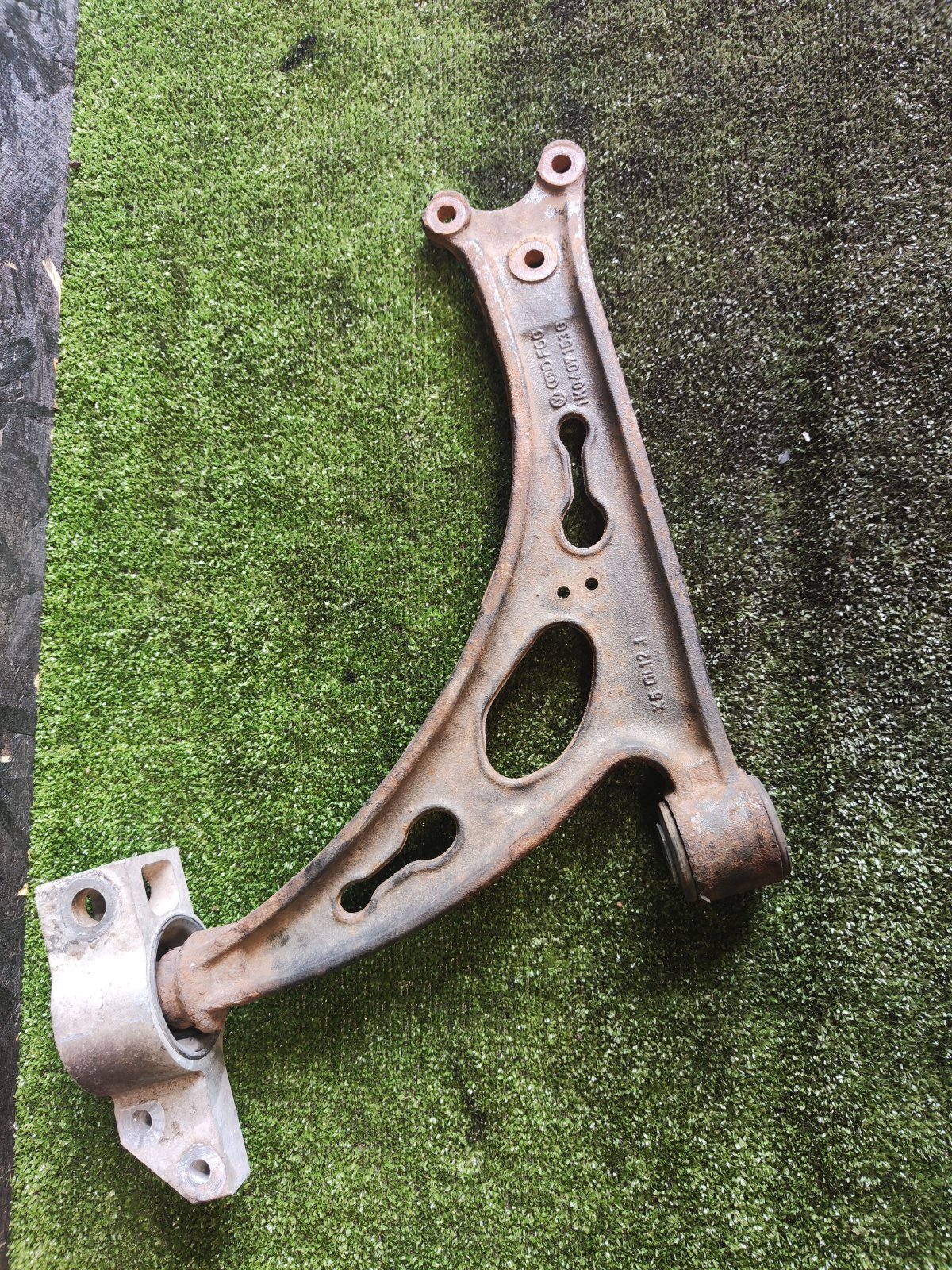 Важіль передньої підвіски нижній, лівий Volkswagen Touran I (2003-2010) 1K0407153G