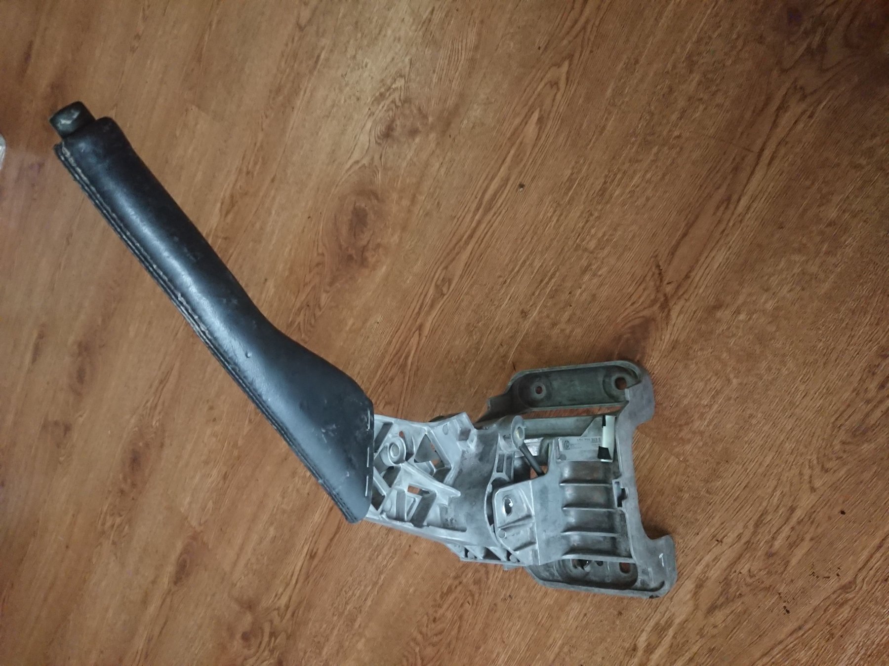 важіль ручника; важіль ручного гальма; привід гальма стоянки (управління ручним гальмом; Ручник) Volkswagen Touran I (2003-2010) 1T1711303E