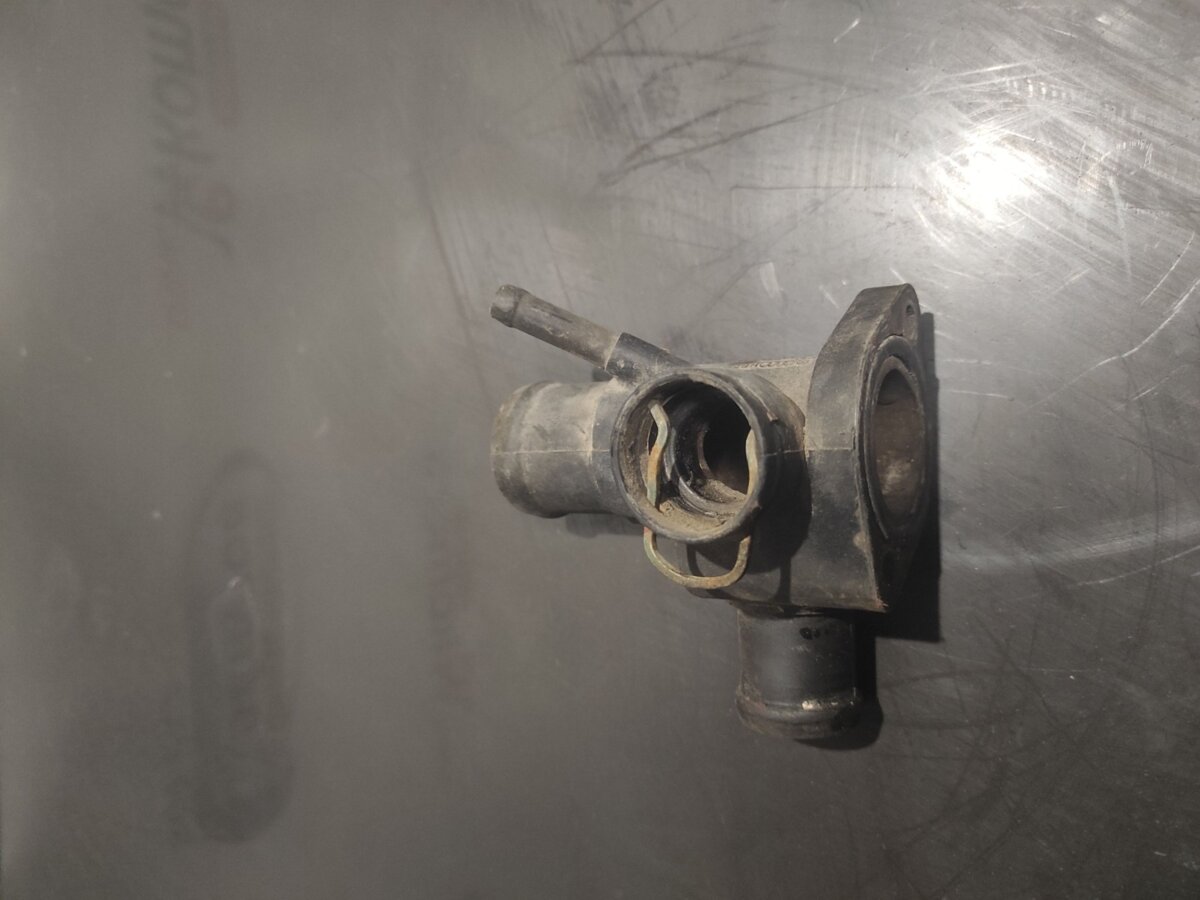 Фланець охолоджуючої рідини Volkswagen Transporter T4 (1990-2003) 028121133B