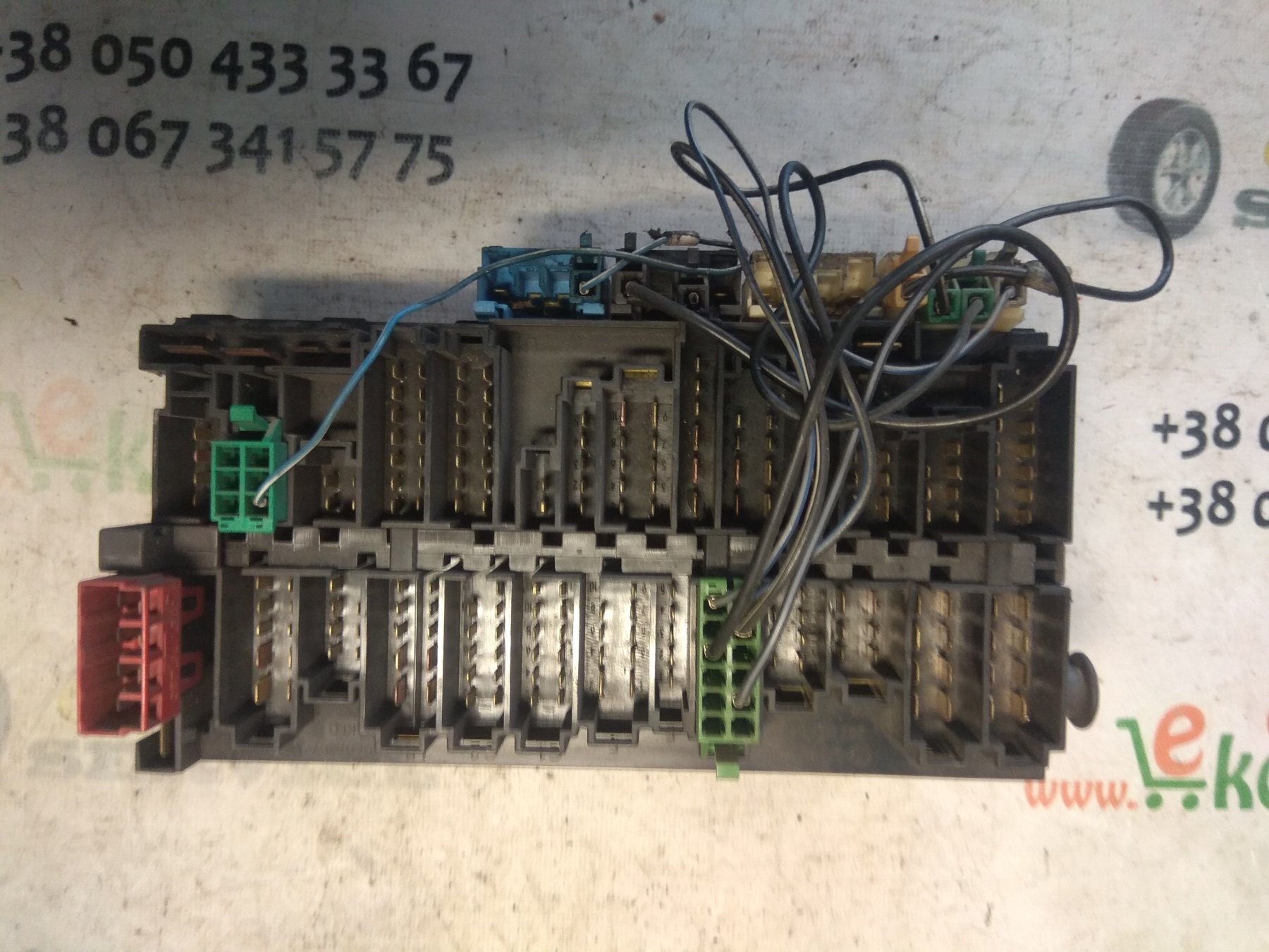 монтажний блок; блок запобіжників Volkswagen Passat B4 (1993-1996),Transporter T4 (1990-2003) 357937039