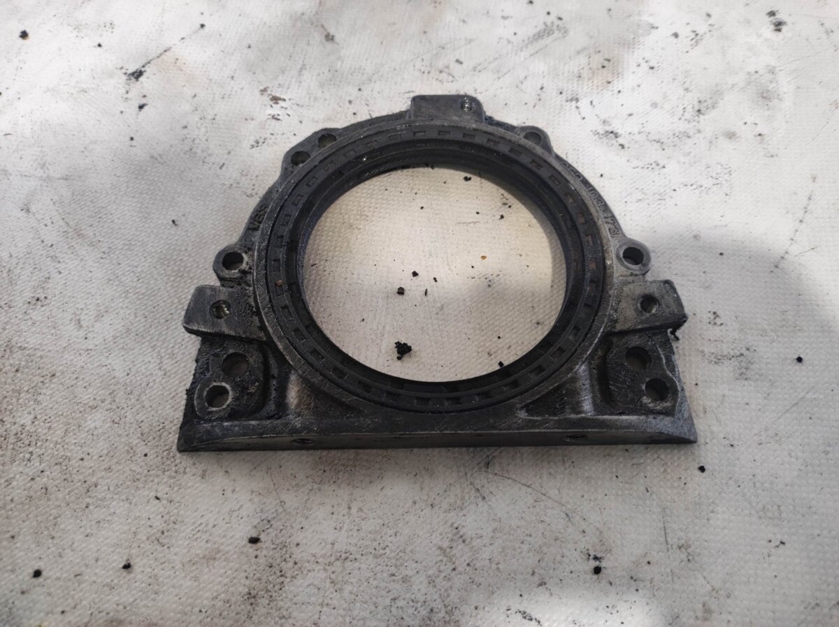 Сальник коленвала задній 1.9 Volkswagen Transporter T4 (1990-2003) 053103173