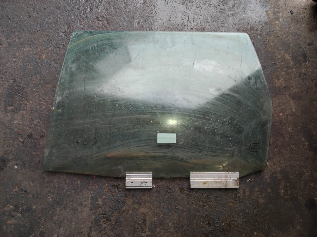скло заднє ліве; скло задніх дверей, лівих; скло задньої двері лівої Volvo 850 1 (1991-1997) 9484601